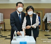 투표하는 이재영 증평군수 후보 부부