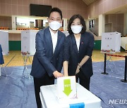 사전투표하는 김한규 민주당 제주시을 국회의원 후보
