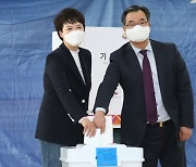 사전 투표하는 김은혜 경기도지사 후보와 남편