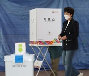 투표함 향하는 김은혜 경기도지사 후보