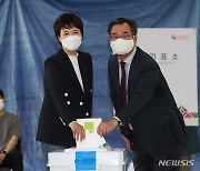 투표하는 김은혜 경기도지사 후보와 남편