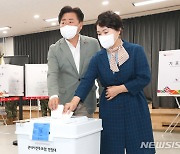 사전투표하는 오영훈 더불어민주당 제주도지사 후보