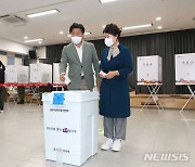 사전투표하는 오영훈 더불어민주당 제주도지사 후보