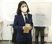 사전투표하는 박지현 민주당 상임선대위원장