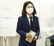 6.1 지방선거 사전투표하는 박지현 더불어민주당 상임선대위원장