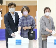 투표하는 이춘희-최민호 세종시장 후보