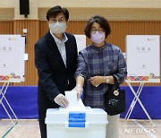 투표하는 이춘희 더불어민주당 세종시장 후보