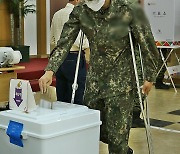 "다리는 불편해도" 목발 짚고 투표하는 군인
