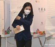 기표소 나서는 박지현 공동상임선거대책위원장
