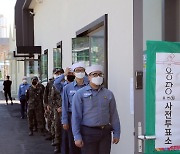지방선거 사전투표 하는 해군 장병들