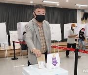 사전투표하는 김우남 무소속 제주 을 국회의원 후보