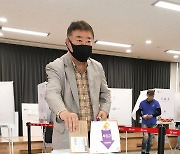 사전투표하는 김우남 무소속 제주 을 국회의원 후보
