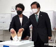 박병석 국회의장, 대전서 사전투표 "능력·자질 선택해야"
