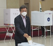 청주서 사전투표 하는 민주당 윤호중 비대위원장