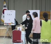 '길게 줄 선 유권자들'