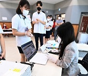 투표용지 배부 받는 만 18세 유권자들