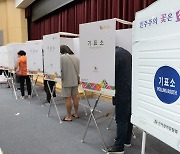 사전투표에 참여하는 유권자들