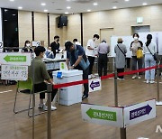 유권자들로 붐비는 사전투표소