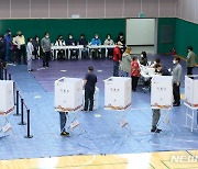 제주 사전투표 첫날 투표율 '10.84%'..6만여명 참여