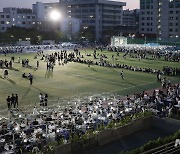 축제 즐기는 대학생들