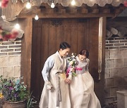 '29일 결혼' 유키스 훈♥︎황지선, 웨딩 화보 공개..로맨틱 투샷