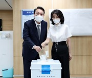 [사진] 尹대통령 내외도 '한표 행사'..오후 5시 현재 사전투표율 9.2%