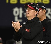 류지현 감독 '선수들 향해 박수'[포토]