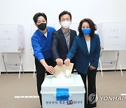 허태정 민주 대전시장 후보, 가족들과 사전투표