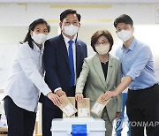 사전투표하는 송영길 후보 가족