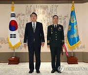 박정환 육군참모총장과 기념촬영하는 윤 대통령