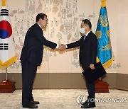 윤석열 대통령, 김규현 국정원장에 임명장 수여