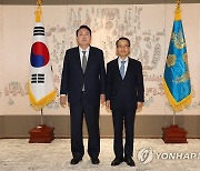 윤석열 대통령, 김규현 국정원장에 임명장 수여