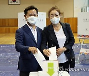 사전투표하는 박정현 민주당 부여군수 후보