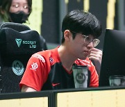 [MSI 포토] '제우스' 최우제, 'G2 전 준비'