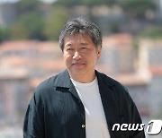 우수에 찬 눈빛으로 크루아제트 해변을 바라보는 고레에다 히로카즈 감독