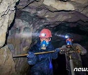양강도 수력발전소 건설에 투입된 북한 일꾼들..'경제 발전' 계속 강조