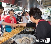 이준석·윤형선 '계양 시민들과 인사'