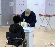 [사전투표]서울 둘째날 오후 3시 투표율 17.51%..직전 지선보다 3.5%p↑