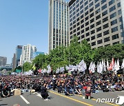 "물류 멈추면 세상 멈출 것"..'1만명 운집' 화물연대 총파업 결의대회