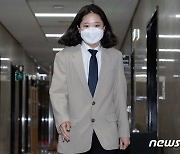 민주당 비대위 간담회 참석하는 박지현 위원장