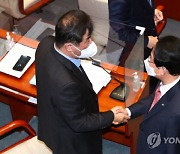 '추경 처리' 국회 본회의 하루 연기.."尹 발언에 야당 격양"