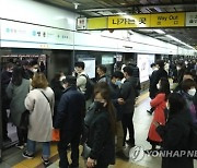 서울지하철 '심야운행 재개' 합의.."6월부터 순차 조정"