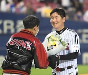 류지현 감독 '100승 축하 꽃다발 받아요' [MK포토]