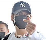 [MD포토] 방탄소년단 정국 '아미 마음 녹이는 촉촉 눈빛'