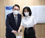 노출 즉시 완판..역대 영부인과 다른 '김건희 스타일'