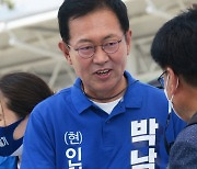 바자회서 지지 호소하는 박남춘 후보