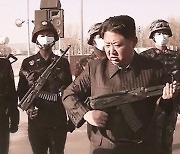 직접 총 잡은 김정은, 열병식 '지도'..미, 대북 추가 제재