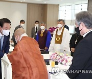 조계종 총무원장 원행 스님과 인사하는  윤석열 대통령