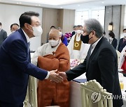 한국기독교교회협의회 이홍정 총무와 인사하는 윤석열 대통령