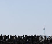 주말 야외공연 즐기는 시민들